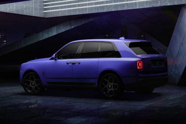Rolls-Royce представляет серию Neon Nights: модели Black Badge получили экзотические оттенки кузова