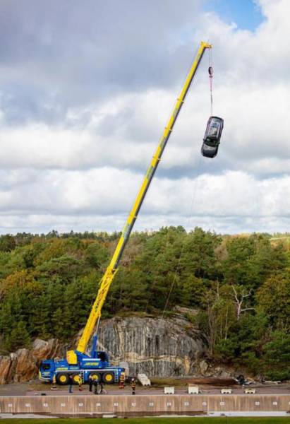 Volvo тестирует автомобили: несколько машин сброшены с 30-метровой высоты (фото)