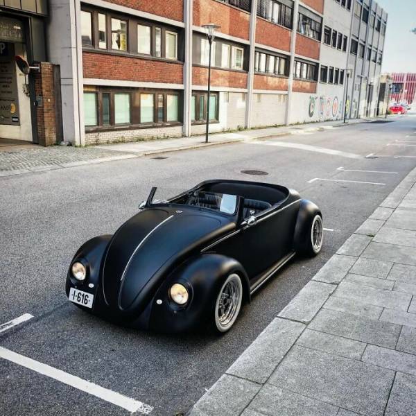 Парень превратил VW Beetle Deluxe 1961 года в черный матовый родстер