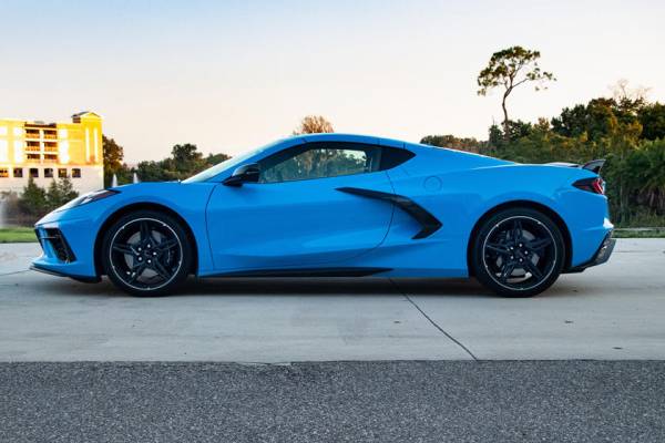Без спойлера, крышки и освещаемых порогов: модели Corvette 2021 года теряют еще один крутой аксессуар