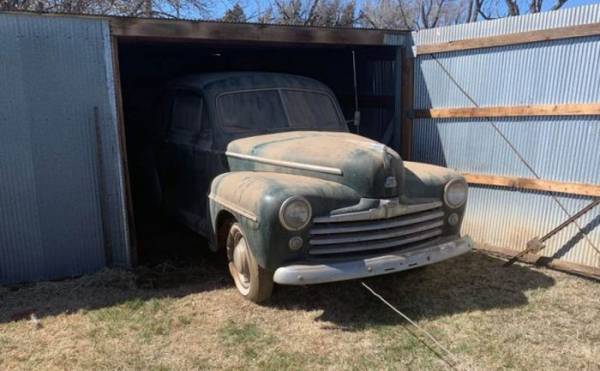 Никто не знает, сколько времени простоял в пыльном сарае Ford 1947 года, но уже есть желающие купить его за 6000 $