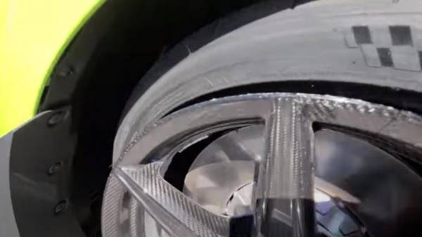 Следует помнить о выбоинах и неровностях на дороге: фото показывают, насколько прочными являются колеса из карбонового волокна