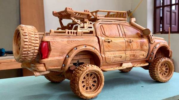 Деревянный внедорожник Ford Ranger весом почти 5 килограмм оценен в 150 тысяч рублей