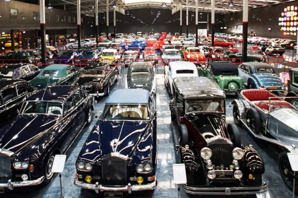 Самые дорогие коллекции автомобилей по всему миру. Среди их владельцев Роджер Даддинг со своими 350 моделями, стоимость которых оценивается более чем в 55 млн долларов