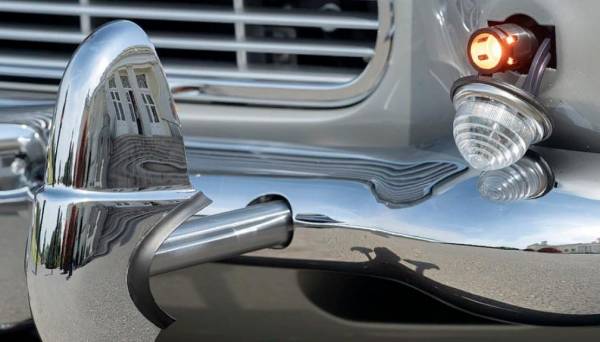 Коллекция автомобилей Джеймса Бонда отправится богатым покупателям: 5 классических продолжений Aston Martin DB5 Goldfinger с таранами, муляжами пулеметов, пуленепробиваемыми щитами и вращающимися номерными знаками