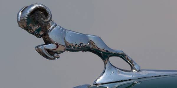 Ягуар готовится к прыжку: культовые украшения на капоте и автомобильное величие, которое они олицетворяют