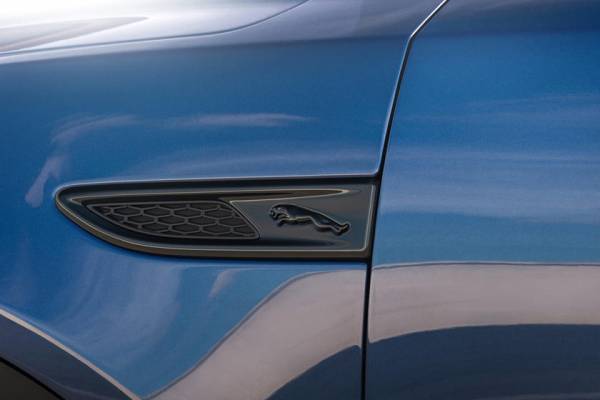 Более умный и роскошный: концерн Jaguar показал обновленный кроссовер E-Pace