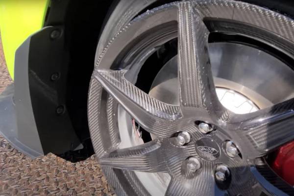 Следует помнить о выбоинах и неровностях на дороге: фото показывают, насколько прочными являются колеса из карбонового волокна