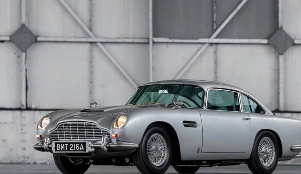 Коллекция автомобилей Джеймса Бонда отправится богатым покупателям: 5 классических продолжений Aston Martin DB5 Goldfinger с таранами, муляжами пулеметов, пуленепробиваемыми щитами и вращающимися номерными знаками