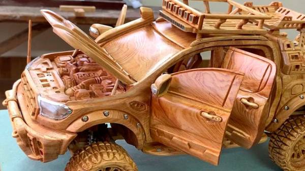 Деревянный внедорожник Ford Ranger весом почти 5 килограмм оценен в 150 тысяч рублей