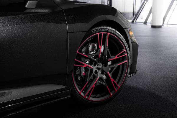 Эксклюзивная краска с эффектом кристаллов: Audi представила редкую версию спорткара Audi R8 RWD 2021