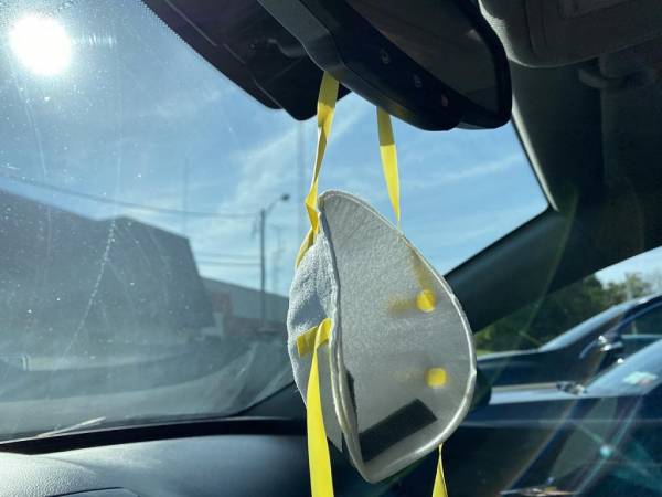 Эксперты MotorNL рассказали, почему опасно вешать медицинскую маску на салонное зеркало авто