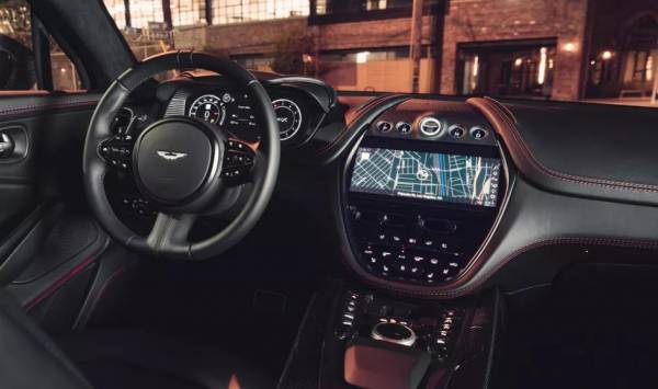 Aston Martin DBX 2021 года - спортивный внедорожник с 8-цилиндровым двигателем с турбонаддувом