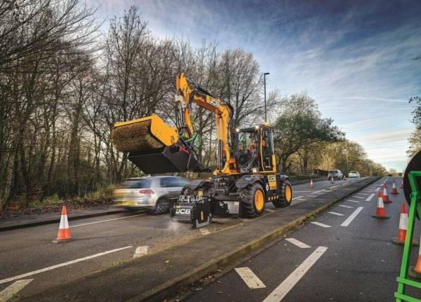 Всего 8 минут на ямочный ремонт дороги: в Великобритании создали новую строительную машину (видео)