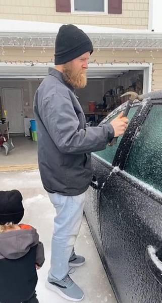Взял в руку молоток: мужчина открыл замерзшую дверь машины простым способом