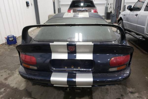 Салон не пострадал: на аукцион будет выставлен 2001 Dodge Viper GTS после пожара по цене нового BMW X3