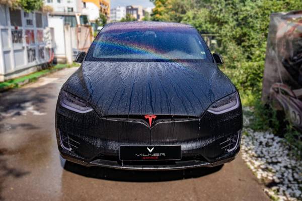 Женщина сделала рождественский подарок своему мужу: Tesla Model X трансформировали в роскошный автомобиль