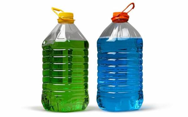 Красная и зеленая, желтая и синяя: нужно ли обращать внимание на цвет стеклоомывающей жидкости