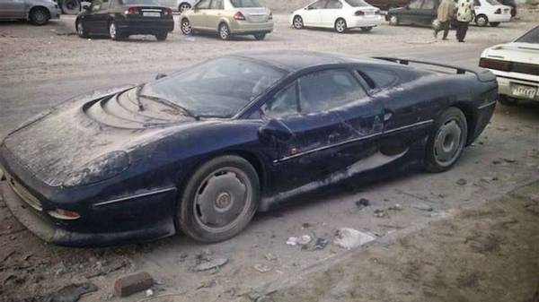 Jaguar в пустыне и Lamborghini на мусорке: 10 заброшенных суперкаров и их истории