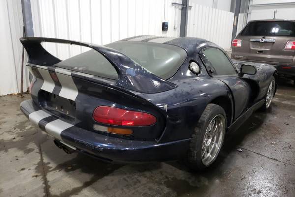 Салон не пострадал: на аукцион будет выставлен 2001 Dodge Viper GTS после пожара по цене нового BMW X3