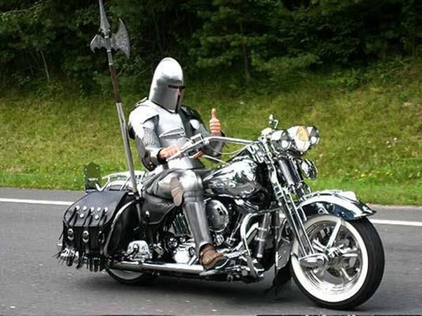 Шлем из арбуза и рыцарские доспехи: креативные и забавные аксессуары мотоциклистов