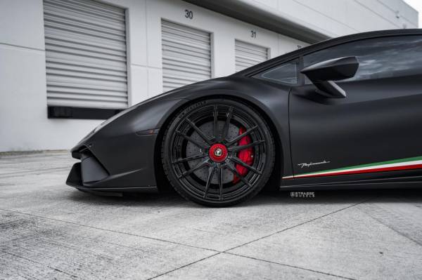 Проведен тюнинг Lamborghini Huracan Performante цвета Nero Nemesis: теперь у него двойной турбонаддув и изготовленные на заказ колеса