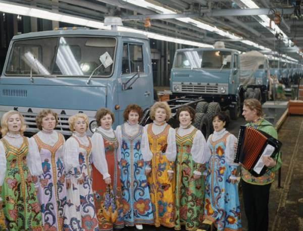 Настоящий символ страны: завод КамАЗ отметил 45-летие с момента выпуска первого грузовика серии
