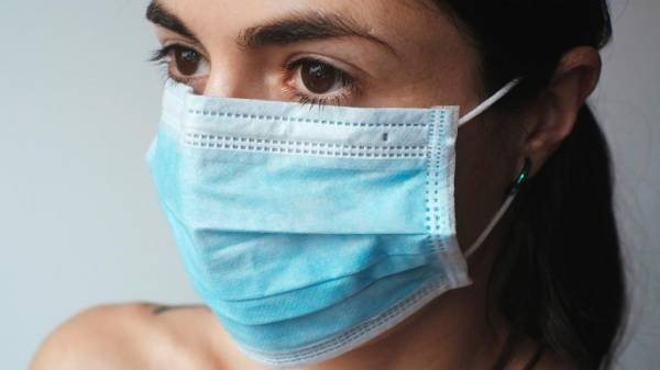 Вызывают даже высыпания на коже: эксперты объяснили, как определить поддельную защитную маску