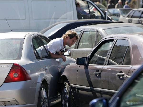 Всегда учитывайте рельеф дороги: водителям в России назвали распространенные ошибки при парковке автомобиля