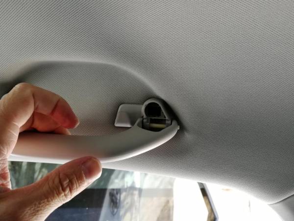 Помощь пожилым людям: названо назначение ручки на потолке автомобиля со стороны водителя