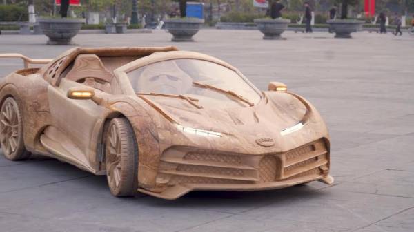 Потрясающий деревянный Bugatti с электродвигателем: судя по размеру, им могут управлять только дети