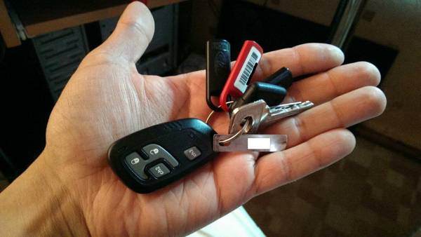 Не стоит вешать на связку ключей от машины разные брелоки: однажды можно просто не завестись