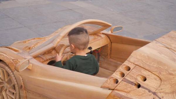 Потрясающий деревянный Bugatti с электродвигателем: судя по размеру, им могут управлять только дети