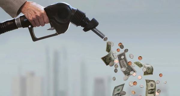 «Расход топлива в пробках выше»: жителям РФ рассказали, как экономить на бензине