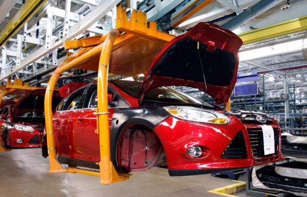 Несколько заводов уже сократили объемы производства: мир оказался перед угрозой дефицита автомобилей