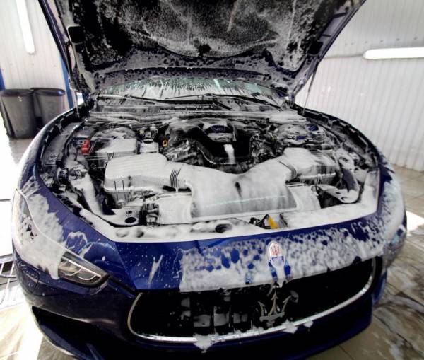 Многие не заморачиваются и начинают мыть двигатель, разогретый до рабочего режима: как правильно и без последствий помыть "сердце" автомобиля