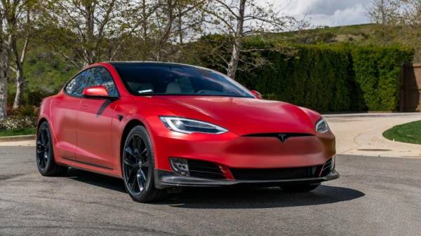 Самый быстрый, самый мощный: Илон Маск представил обновленную версию седана Model S