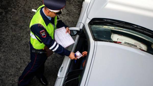 Новые правила пресечения взяток: сотрудников ГИБДД обяжут вернуть документы водителю, если в них вложены деньги