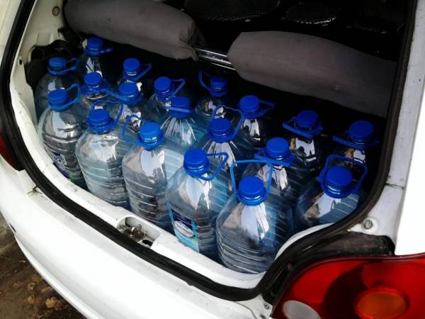 Всегда берите с собой пятилитровку воды: несколько советов, как охладить салон автомобиля