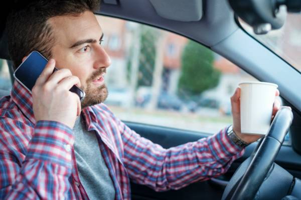 Скрытые патрули ГИБДД будут выявлять водителей, разговаривающих по телефону во время управления автомобилем