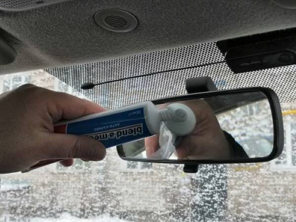 Чтобы окна не потели и не только: зачем водители мажут стекла в машине зубной пастой