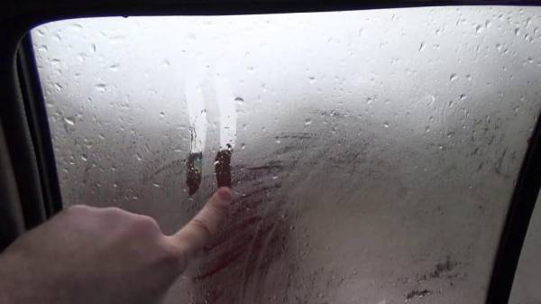 Чтобы окна не потели и не только: зачем водители мажут стекла в машине зубной пастой