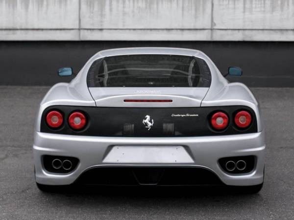 Английская компания предлагает обычным водителям погонять на Ferrari по треку, чтобы снизить стресс, вызванный дорожными пробками