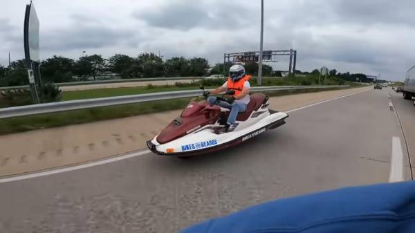 По шоссе как по морю: за пять дней механики установили корпус водного мотоцикла на раму скутера Honda