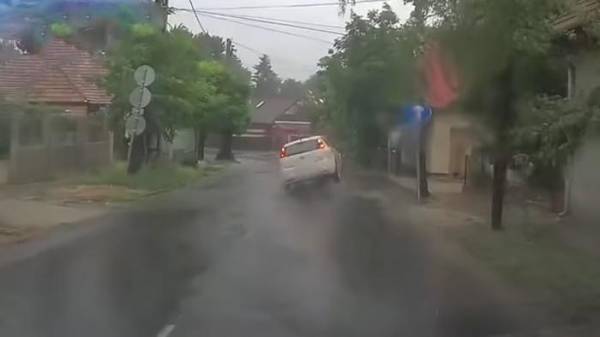 Вождение в дождь: аквапланирование, люки и другие неприятные сюрпризы на дорогах