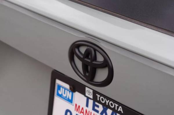 Toyota разрабатывает два новых 3-рядных 8-местных внедорожника