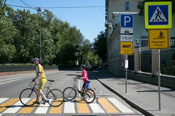 Осторожнее с дверями: летняя памятка автомобилисту о мотоциклистах и велосипедистах