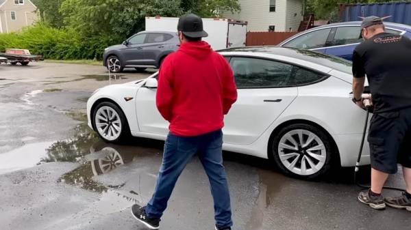 На официальном СТО потребовали $16 000 за ремонт Tesla Model 3, но парень починил ее всего за $700