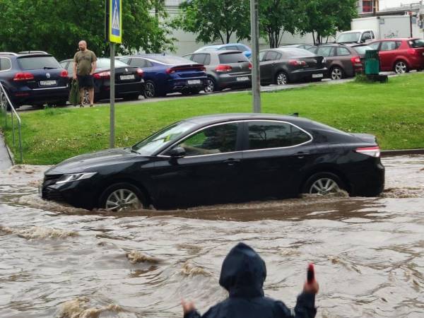 Московское половодье: как в столице затопило автодороги после трех суток ливней