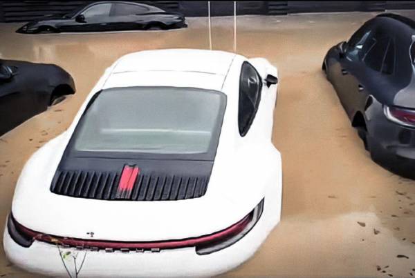 Спорткары под водой: в Германии затопило автосалоны Audi и Porsche